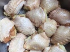 把土豆泥装入裱花袋，挤进鸡翅中