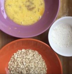 将鸡翅先轻裹一层面粉，然后裹鸡蛋，然后再裹燕麦