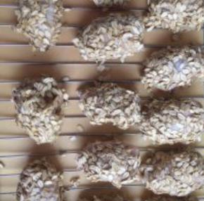 放入烤架上，放烤箱中层，底层放烤盘，烤盘上放一层油纸，因为鸡翅烤的过程中有油会滴下来。210度15-20分钟