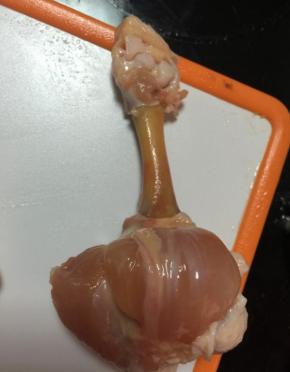 用力向下反撸，直至漏出骨头，期间如果有连接的地方，用刀子隔断连接部分，直至如图