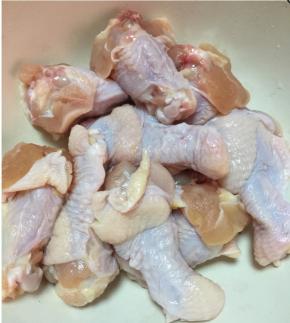 鸡翅挑选个头小的，因为比较容易熟，腌比较入味。