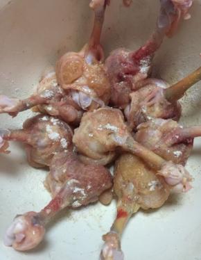 先用少量料酒简单按摩下，然后撒盐焗粉，按摩至吸收，然后表面再撒一层盐焗粉，盖保鲜膜冰箱冷藏腌半小时以上