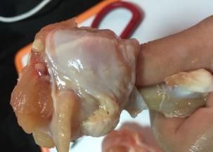 手指穿入，剥离肉上的筋膜和骨头的连接