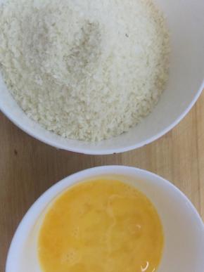 先裹鸡蛋，再裹一层面包糠