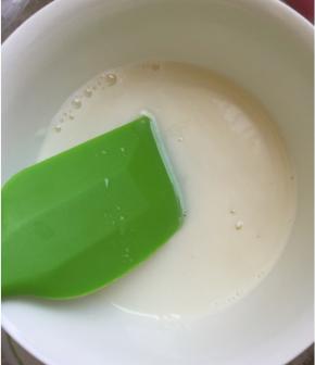 牛奶放碗中，也是微波炉叮20秒，拿出来，将糖粉，放入牛奶中融化