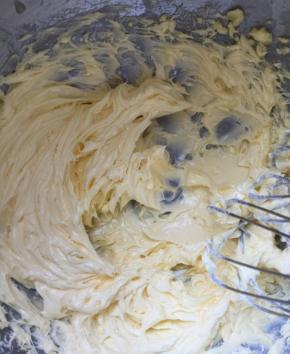 将黄油打发至发白（也就30秒就差不多）