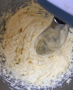 然后牛奶液体边倒边打发，直至搅匀，立刻停止。