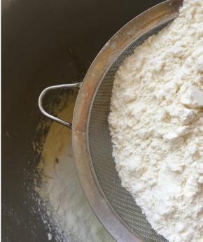 筛入面粉和奶粉，搅匀至无干粉即可