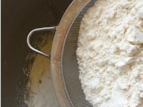 筛入面粉和奶粉，搅匀至无干粉即可