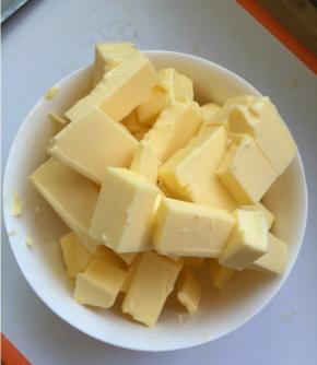 冷冻的黄油切成一厘米的小块，放到微波炉中火叮30秒（根据各家温度情况，可以叮到15秒拿出来按压一下，最后会有一点点黄油化成液体，不要紧）