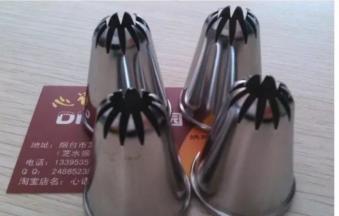 此款曲奇配方比较好挤，建议选择大一点的裱花嘴