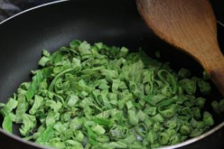 5、倒入荷叶丝翻炒一分钟