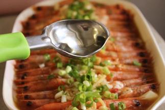 6、蒸好的虾撒上葱花，浇热油即可