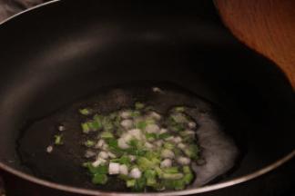 4、热锅倒油，放入葱花激出香味