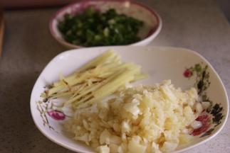 2、蒜瓣切碎、姜切丝、香葱切葱花备用