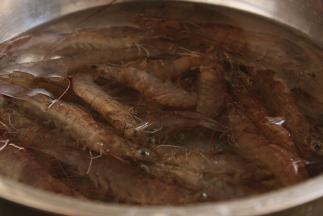 1、活虾洗净挑出虾肠、开背、在虾尾上剪两下备用