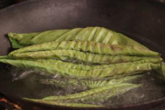 2、烧水放少许盐焯烫荷叶一分钟去除涩味