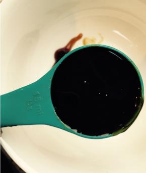 说一下用的勺子，用的是15毫升的勺子，生抽老抽料酒耗油红糖混合，放几勺热水，搅匀至红糖化了