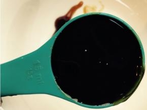 说一下用的勺子，用的是15毫升的勺子，生抽老抽料酒耗油红糖混合，放几勺热水，搅匀至红糖化了