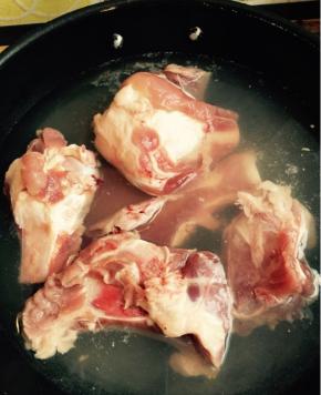 大骨头洗干净，用水焯一下后洗干净