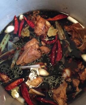 把炒出香味的调料倒入锅中，再倒入适量热水，将将末过骨头，如果觉得颜色不够深，可以再放老抽，尝尝咸淡，酌情放盐