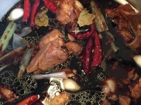 把炒出香味的调料倒入锅中，再倒入适量热水，将将末过骨头，如果觉得颜色不够深，可以再放老抽，尝尝咸淡，酌情放盐