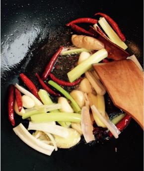 倒入比平时炒菜多一倍的油，放入花椒辣椒桂皮和八角下锅翻炒至出香味，再把葱姜蒜也放进去一起炒