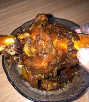 高压锅，开锅后20分钟。带上手套用手抓着啃，太过瘾了