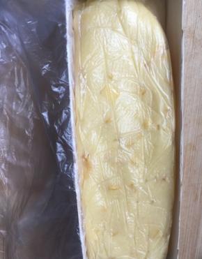 用保鲜膜包好，塑型，如果没有模具用牙膏盒