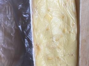 用保鲜膜包好，塑型，如果没有模具用牙膏盒