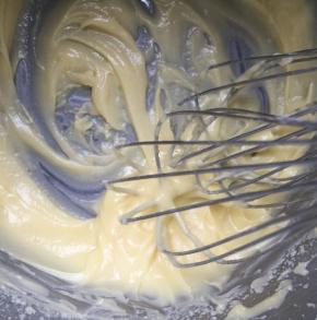 黄油加糖粉打至顺滑