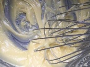 黄油加糖粉打至顺滑