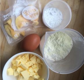 黄油切小块，软化