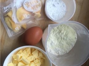 黄油切小块，软化