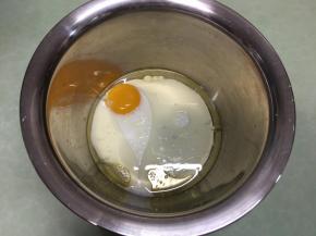 将玉米油40克、蛋黄一个、细砂糖15克、牛奶65克放入一个盆中。