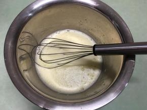 用手动打蛋器搅打均匀至细砂糖融化。