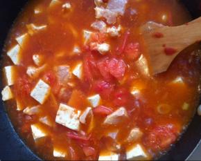 加入鸡肉，煮开，根据口味放糖，放盐，放点鸡粉，然后放入少量老抽调色。