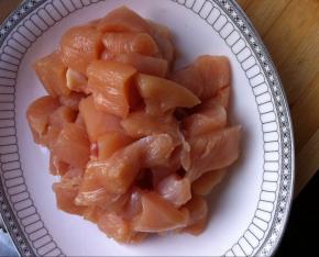 鸡胸肉中间横着切开，然后切条，再切大丁，麻将一半的大小，放少量食用油，淀粉一小勺，白胡椒粉，盐，抓匀腌10分钟