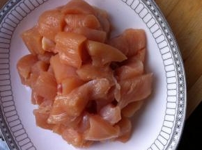 鸡胸肉中间横着切开，然后切条，再切大丁，麻将一半的大小，放少量食用油，淀粉一小勺，白胡椒粉，盐，抓匀腌10分钟
