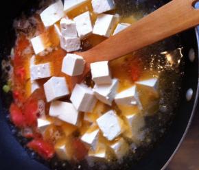 放入开水，放豆腐块，放番茄酱，煮开