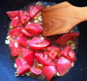 西红柿切小块，油锅放少量油，放入葱花翻炒，放入西红柿块，少量生抽，炒至西红柿微软