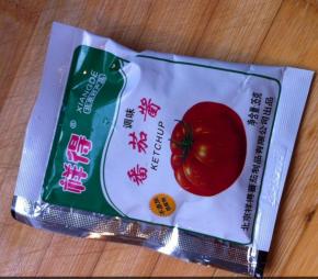 就是这样的两袋番茄酱