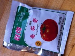 就是这样的两袋番茄酱