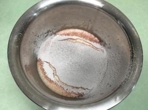 筛入红丝绒蛋糕粉。