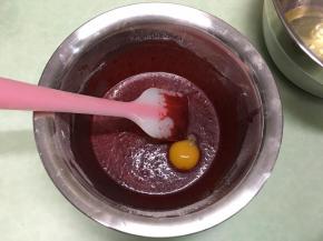 分三次加入蛋黄，每次加入翻转拌均匀再加下一个。