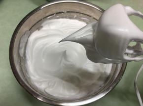 蛋白分三次加入细砂糖打至蛋白霜提起呈挺而有力长弯勾，蛋白霜细腻。