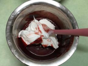 取1/3蛋白霜放在红丝绒蛋黄糊中。（这时预热烤箱，温度为170度）