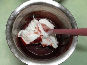 取1/3蛋白霜放在红丝绒蛋黄糊中。（这时预热烤箱，温度为170度）