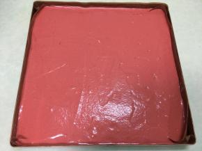 将混合好的蛋糕糊倒入烤盘中，表面抹平。