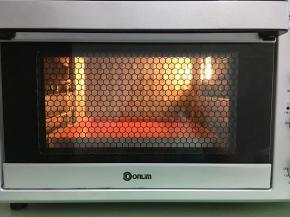 放入提前预热的烤箱中，时间为18-20分钟。